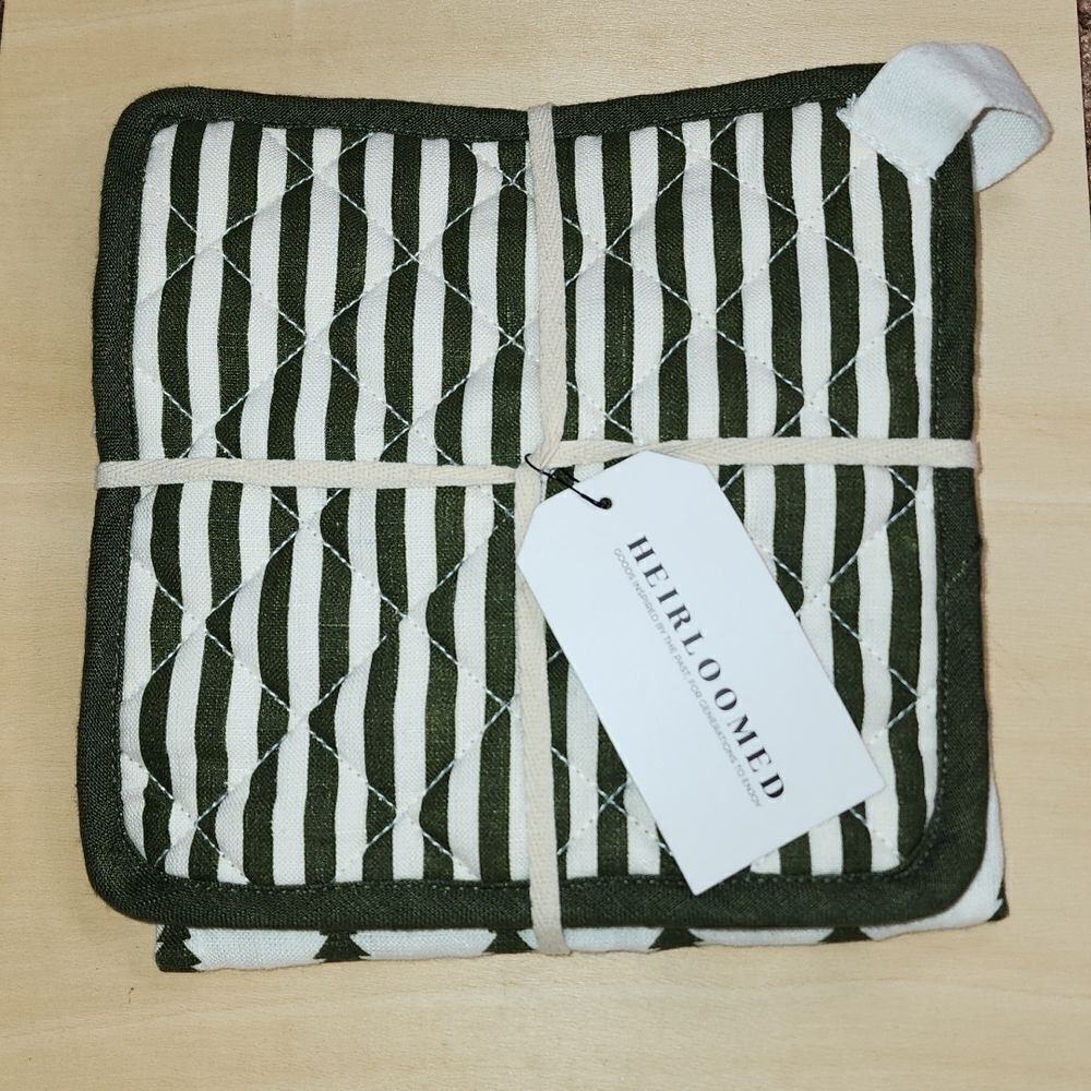NWT Heirloomed Nordstrom Holiday Apron & Hot Pad Gift Set Olive and striped